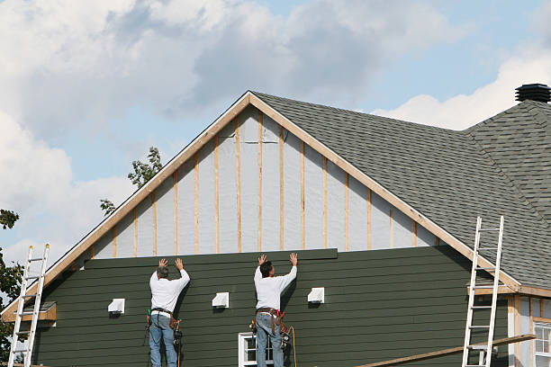 Professional Siding technician working in Washington, IL